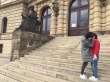 徐靜蕾重回布拉格旅行 與女性友人街頭“熱吻”
