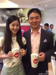 奶茶妹妹与刘强东奶茶店剪彩 手戴戒指或已秘婚