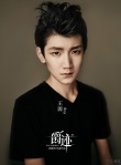 TFBOYS王源打籃球秀球技 彈跳力驚人被指作假
