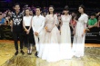 《栀子花开》剧组集体亮相 白衣白裙仙味儿十足