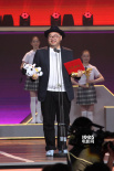 张一白获最受欢迎导演奖 现场响起生日快乐歌