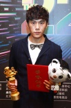 秦昊喜获最佳男演员奖  后台捧奖杯神情欣慰坦然