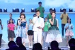 第22屆大影節(jié)圓滿落幕 眾主持人合唱《最青春》