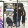 拍到了！柯震东与李毓芬逛街亲密依偎宛如情侣