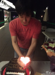 王力宏生日带全家游日月潭 紧拉妻子衣服忙遮肚