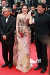戛纳红毯：舒淇花裙秀裸背 周韵弃剧组独自亮相