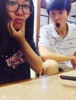 “金龜子”16歲女兒早戀 與小男友激吻照曝光