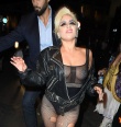 Lady GaGa“本色”回归？渔网透视装街拍抓眼球