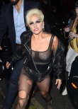 Lady GaGa“本色”回歸？漁網(wǎng)透視裝街拍抓眼球