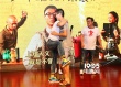 董子健宣傳《少年班》趕赴多地 搞怪趴地簽名