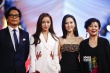 《宅女侦探桂香》剧组亮相 王珞丹白色西装中性迷人