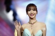 《煎餅俠》主創(chuàng)亮相 柳巖藍(lán)色開胸禮服大秀豪乳