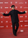 成龙携《铁道飞虎》亮相 与粉丝亲密互动接地气