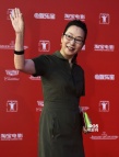 奚美娟现身红毯微笑招手 《邓小平登黄山》亮相