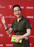 奚美娟现身红毯微笑招手 《邓小平登黄山》亮相
