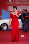 上影節(jié)推廣大使靳羽西紅裙亮相 黃金項(xiàng)鏈顯奢華