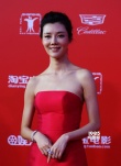 《真相禁区》车晓抹胸红裙现身 热依扎鱼尾裙美艳