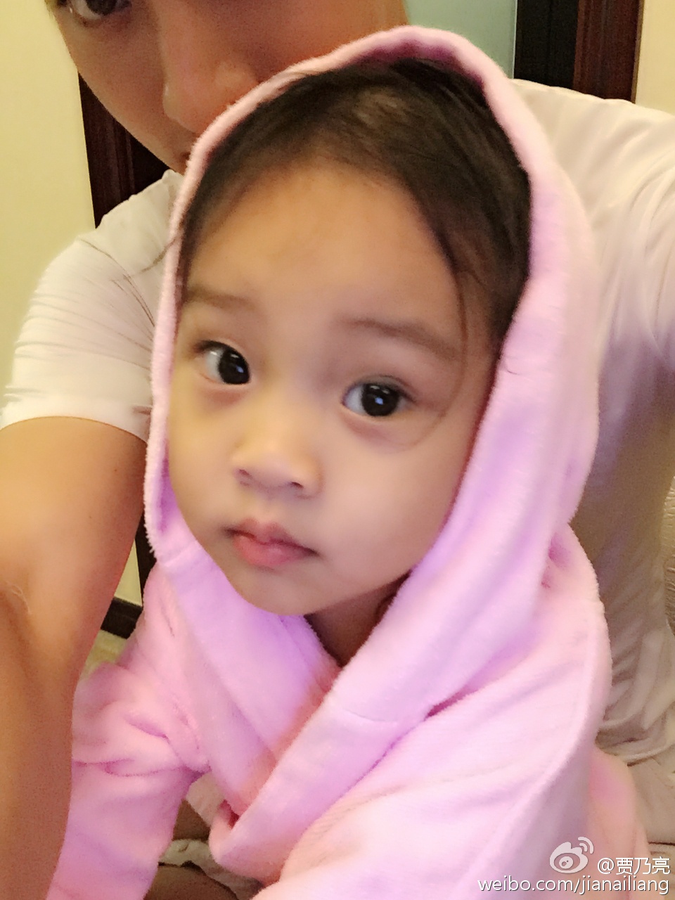 共8张 近日,一张贾乃亮女儿甜馨自信说"我们白着呢"的动图在网上爆红.