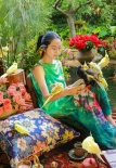 杨丽萍与鹦鹉亲近玩耍 女神置身后花园仙气十足