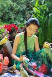 杨丽萍与鹦鹉亲近玩耍 女神置身后花园仙气十足