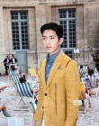 井柏然巴黎看秀黄色西装亮眼 彰显时尚个性品味
