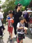 張柏芝逛街照曝光 Lucas手插口袋酷似老爸謝霆鋒