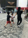張柏芝逛街照曝光 Lucas手插口袋酷似老爸謝霆鋒