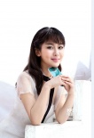 楊紫拍攝雙色寫真大片 盡現(xiàn)時(shí)尚魅惑清新少女風(fēng)