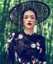 舒淇拍寫(xiě)真挽發(fā)髻神情凜冽 俠女風(fēng)骨躍然紙上
