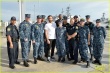 吉倫哈爾為《左撇子》做宣傳 與海軍戰(zhàn)士合影