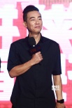古惑仔现身《煎饼侠》首映 柳岩当众抱大鹏大腿