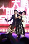 古惑仔現(xiàn)身《煎餅俠》首映 柳巖當(dāng)眾抱大鵬大腿