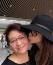 蒋欣晒海滩美照衣着清凉 与妈妈合影端庄似姐妹