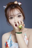 柳巖頭頂兩只鳥當“女神” 側露酥胸瞪眼賣萌