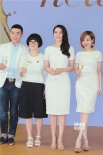 高圓圓白裙嵌鉚釘精致亮相撈金 妝容清淡優(yōu)雅