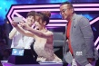 柳巖裸色抹胸裙秀肌肉 與王剛、郭敬明玩自拍