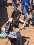 韩寒汽车拉力赛夺冠 女儿小野扎双马尾为其献花