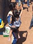 韩寒汽车拉力赛夺冠 女儿小野扎双马尾为其献花