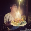 李小鹏生日全家福曝光 奥莉穿彩虹裙卖萌甜笑