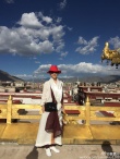 刘嘉玲戴洁白哈达游拉萨 身着藏族服饰心情愉悦