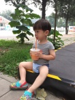嗯哼穿小短褲坐路邊喝飲料 杜江：美不美看大腿