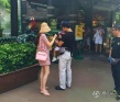 吴佩慈挺5月孕肚带女儿出游 富商男友纪晓波随行