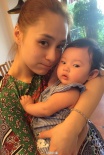 阿娇抱闺蜜郑希怡女儿合影 撅嘴亲亲母爱泛滥