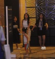 高圓圓著小洋裙身材纖細 緊牽小女孩練習做媽媽