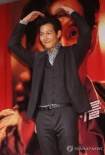 《暗杀》破816万人 李政宰拥抱百位影迷表达感谢