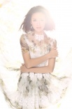 董洁性感逆光写真曝光 白色衬衣露美腿优雅知性