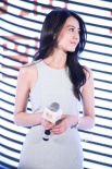 高圆圆穿银色连衣裙秀身材 温婉动人仙气十足