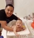 范玮琪晒黑人给儿子洗澡照 父子同露开心笑容