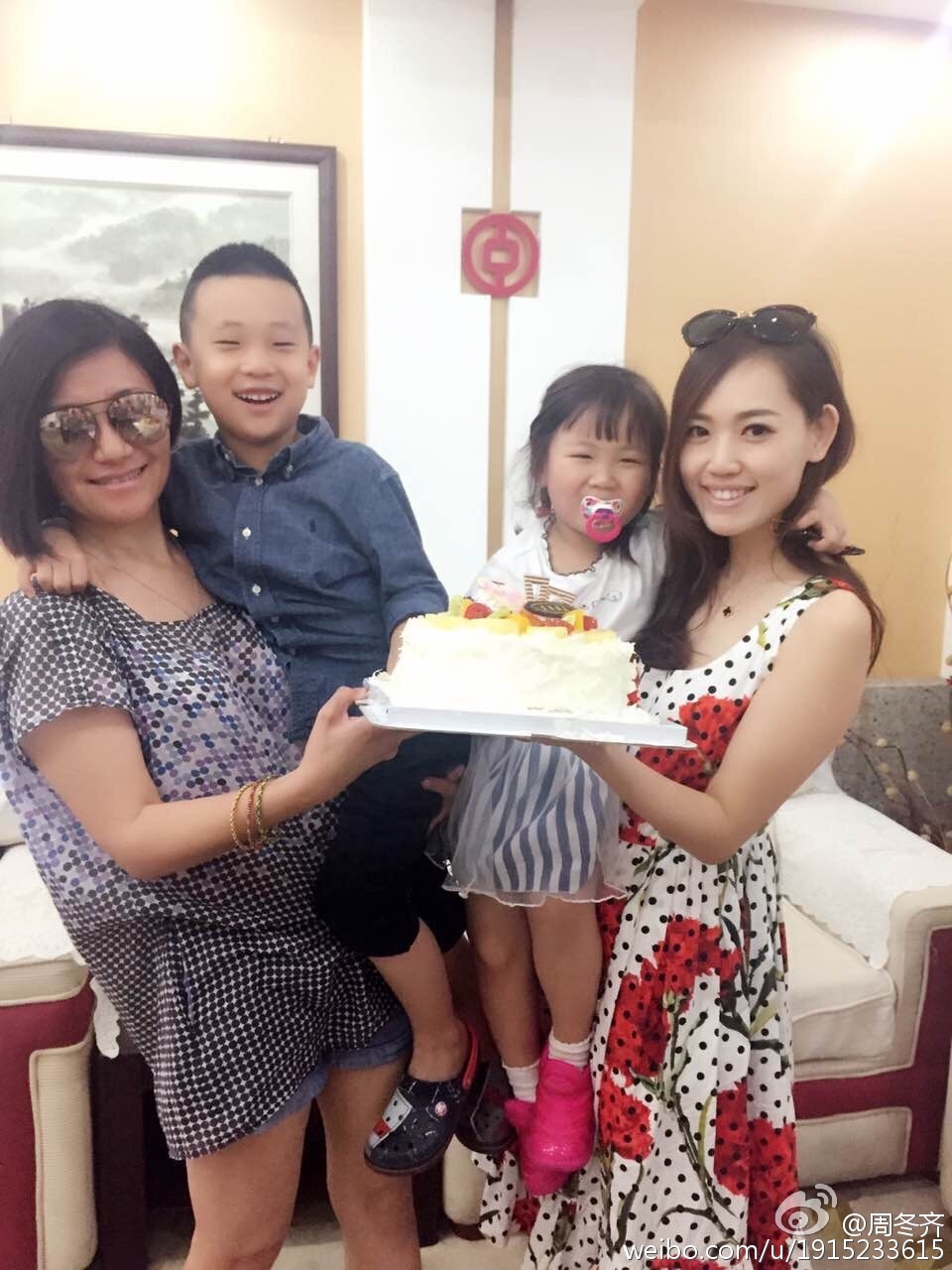 林永健儿子五岁生日 王宝强女儿现身为其捧蛋糕