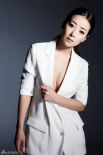 陈紫函真空上阵时尚写真 穿白西服透性感美胸
